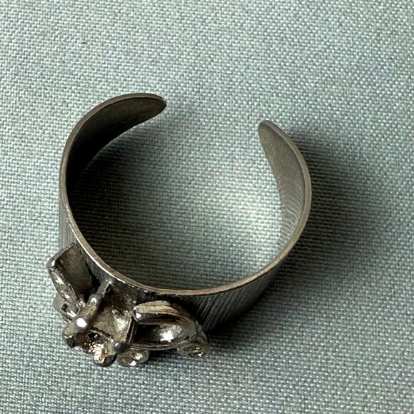 Vintage Floral Detail Faux Diamond Stones Cuff Style Silvertone Metal Ring - Picture 5 of 6